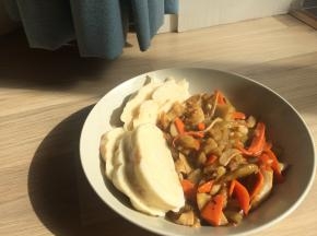 配上热腾腾的馒头片就是色香味俱全的一人午餐。