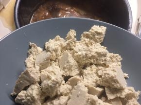 牛腩炖至一个小时下入用手捏成小块的老豆腐，此时可尝一下汤汁咸淡，不够味的话加盐调味。