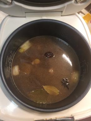 加入食盐调味，翻炒均匀后加入足量热水转至有煲汤功能的电饭锅或炖锅中小火慢炖。