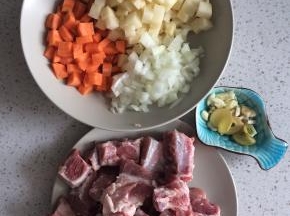 土豆、胡萝卜、洋葱切丁，排骨剁小块浸泡去掉血水，葱蒜切末，姜切片。