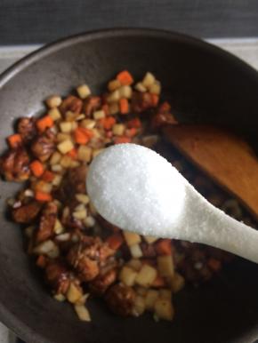 加入食盐调味，倒入事先洗好沥干的大米翻炒均匀。