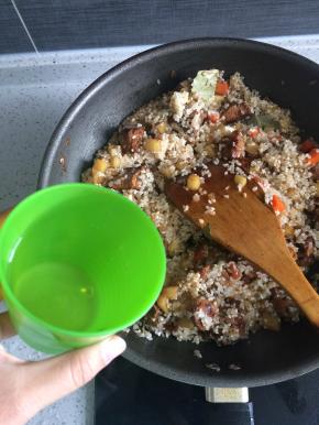 加入和平时煮米饭一样多的水。