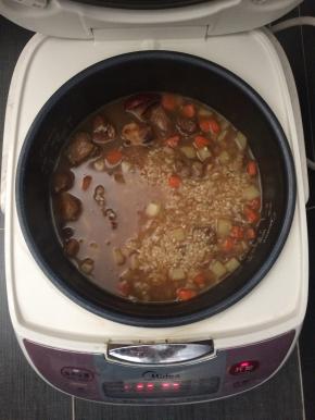 将所有材料转到电饭锅，按正常煮饭程序煮米饭。