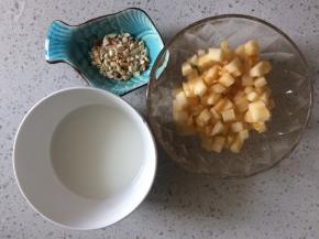 苹果切小丁，淀粉加少量水搅匀成水淀粉，花生炒香压碎备用。