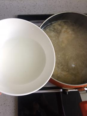 加入切好的苹果丁，煮3分钟至苹果丁软熟，兑入水淀粉不断搅拌至汤变浓稠即可关火。