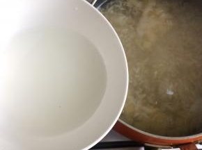 加入切好的苹果丁，煮3分钟至苹果丁软熟，兑入水淀粉不断搅拌至汤变浓稠即可关火。