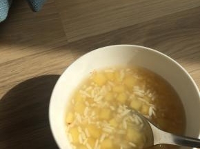 出锅后撒上花生碎即可享用。