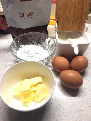 准备好所有要用的材料，蛋白和蛋黄分开，可可粉和低筋粉混合过筛，黄油隔水加热至液态。