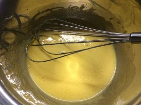 蛋黄里加入30g细砂糖，用打蛋器打发至颜色变浅，体积蓬松。