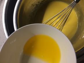 分三次倒入融化的黄油，并用打蛋器继续搅打均匀。