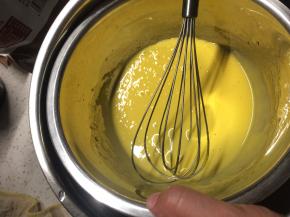 倒完黄油后，搅打成浓稠的蛋黄糊。