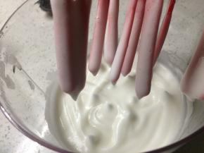 蛋白用打蛋器打发，分三次加入50g细砂糖，将蛋白打发到湿性发泡状态即可，即提起打蛋器蛋白拉出弯曲的尖角。