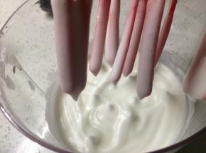蛋白用打蛋器打发，分三次加入50g细砂糖，将蛋白打发到湿性发泡状态即可，即提起打蛋器蛋白拉出弯曲的尖角。