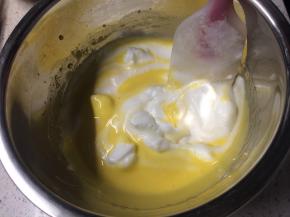 舀出三分之一蛋白到蛋黄糊里，用橡皮刮刀从底部往上翻拌的方式拌匀。