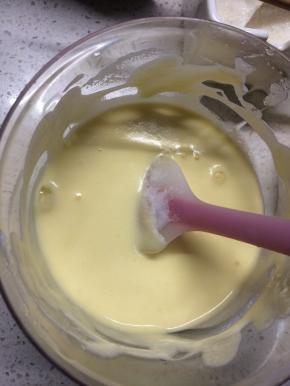 拌匀后，将混合好的蛋糊倒回蛋白碗里，继续以翻拌的方式将所有蛋糊拌成浓稠均匀的状态，但不要过度翻拌。