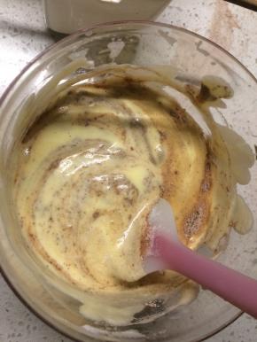 在蛋糊中倒入过筛后的粉类。