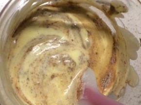 在蛋糊中倒入过筛后的粉类。