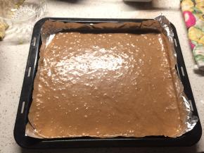 用刮刀同样以翻拌的方式混匀粉类和蛋糊直到形成均匀的蛋糕面糊，倒入铺了锡纸的烤盘里，抹平表面，送入预热175度的烤箱，烤18分钟左右。