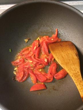 起锅爆香葱蒜，下西红柿翻炒出汁。