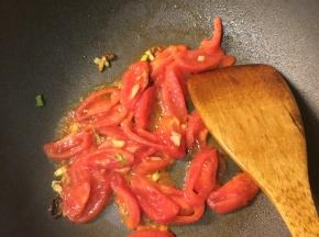 起锅爆香葱蒜，下西红柿翻炒出汁。