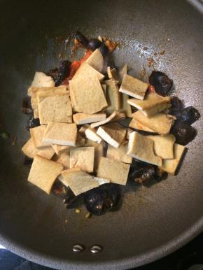 下木耳翻炒均匀后，加入豆腐块继续翻炒。