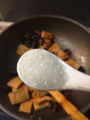 依次加入食盐、白糖调味。