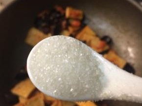 依次加入食盐、白糖调味。