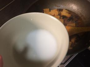 加入适量陈醋翻炒均匀，用水淀粉勾个薄芡。