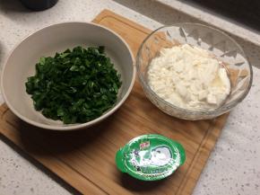 准备材料，嫩豆腐切小丁，菠菜切碎。