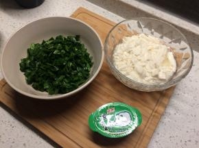 准备材料，嫩豆腐切小丁，菠菜切碎。