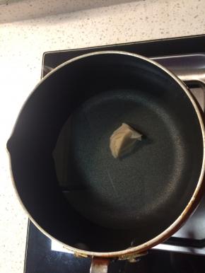 锅内加清水煮开，放入适量浓汤宝煮至完全融化。