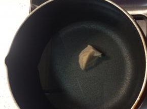 锅内加清水煮开，放入适量浓汤宝煮至完全融化。