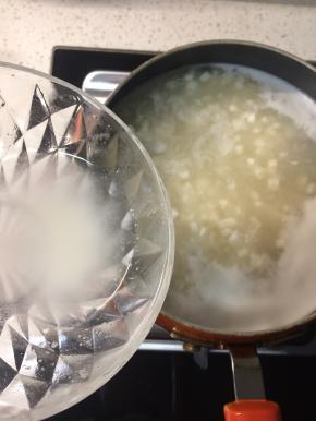 将切好的嫩豆腐下入锅中，煮开后加入水淀粉勾芡。