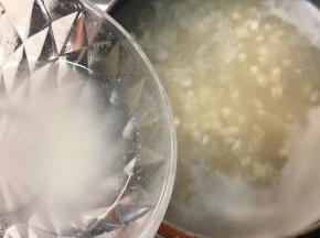 将切好的嫩豆腐下入锅中，煮开后加入水淀粉勾芡。