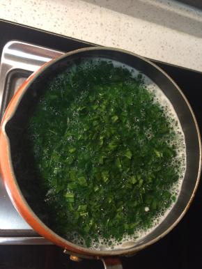 勾芡后的汤煮开变稠即可下入菠菜，菠菜无需煮太久，锅开即可关火