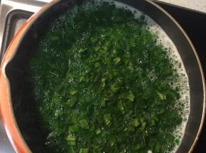 勾芡后的汤煮开变稠即可下入菠菜，菠菜无需煮太久，锅开即可关火