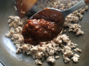 锅内放油下入蒜末炒香后，下腌制好的肉末翻炒至肉末变白变散，加入一勺豆瓣酱翻炒均匀即可关火，因为肉末还要和豆腐一起蒸，所以不需要炒太久。