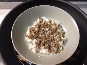 内酯豆腐切成小块平铺在盘子上，将炒好的肉末均匀铺在豆腐表层，入蒸锅大火蒸10分钟。