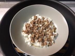 内酯豆腐切成小块平铺在盘子上，将炒好的肉末均匀铺在豆腐表层，入蒸锅大火蒸10分钟。