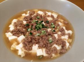 出锅后撒上黄瓜丁，不仅提高颜值，还能丰富口感。