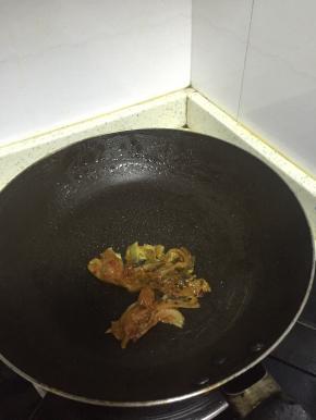 锅里加入少量的油，将泡菜翻炒1-2分钟