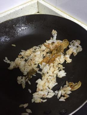 加入米饭，一起翻炒，使得米饭被泡菜汁涂抹均匀，泡菜味道浓郁，无需加入其他调料