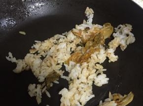 加入米饭，一起翻炒，使得米饭被泡菜汁涂抹均匀，泡菜味道浓郁，无需加入其他调料