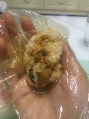 拿出炒好的泡菜饭，捏成长条团子