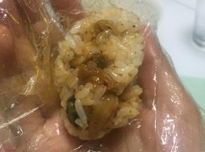 拿出炒好的泡菜饭，捏成长条团子