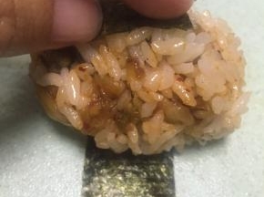 用海苔条卷好