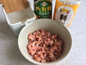 肉末加入糖、料酒和生抽搅拌均匀腌制10分钟。