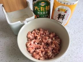 肉末加入糖、料酒和生抽搅拌均匀腌制10分钟。