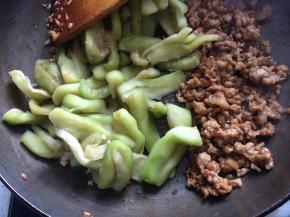 腌制的茄子挤去多余水分，放入锅中和肉末一起翻炒至茄子软烂，加入水淀粉勾芡。