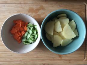 土豆切厚片，黄瓜胡萝卜切小薄片。